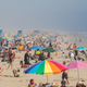 Bañistas disfrutan del calor en la playa de Huntington Beach, California en plena pandemia de Coronavirus (Foto tomada el 25 de abril de 2020).
